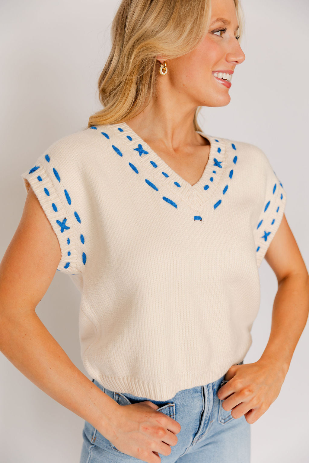 SHORT SLEEVE V NECK KNIT TOP